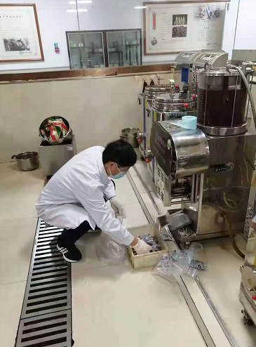 河北省中医院医务人员煎制“清肺排毒汤”