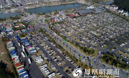 游客中心停车场车水马龙