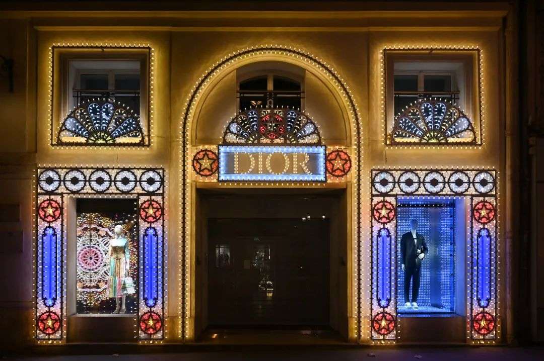 圣诞节时的巴黎迪奥精品店