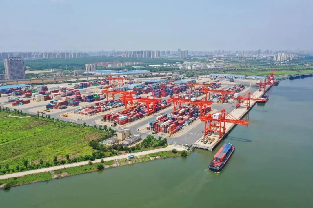 2020年6月30日，位于包河区繁华大道附近的合肥港，满载货物的船只准备靠岸卸货。苏玲 摄