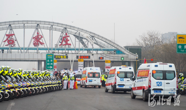 2021年1月24日上午,石家庄市裕华高速路口,50辆警用摩托车列队相送,河南援冀医疗队、天津市援石家庄院前急救医疗队车辆依次驶上高速公路,出发返程。河北日报记者赵杰摄