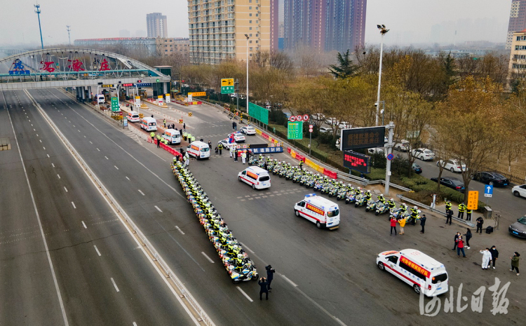2021年1月24日上午,石家庄市裕华高速路口,50辆警用摩托车列队相送,河南援冀医疗队、天津市援石家庄院前急救医疗队车辆依次驶入高速公路,出发返程。河北日报记者赵海江摄