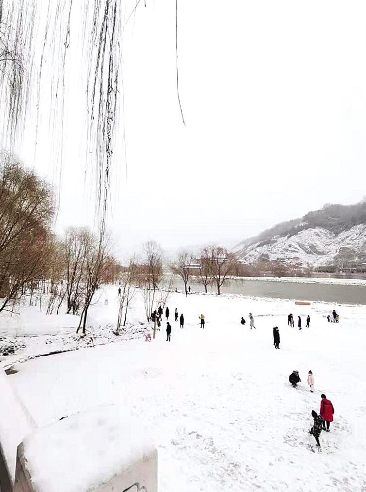 河边踏雪 兰州日报社全媒体记者 郭兰英 摄