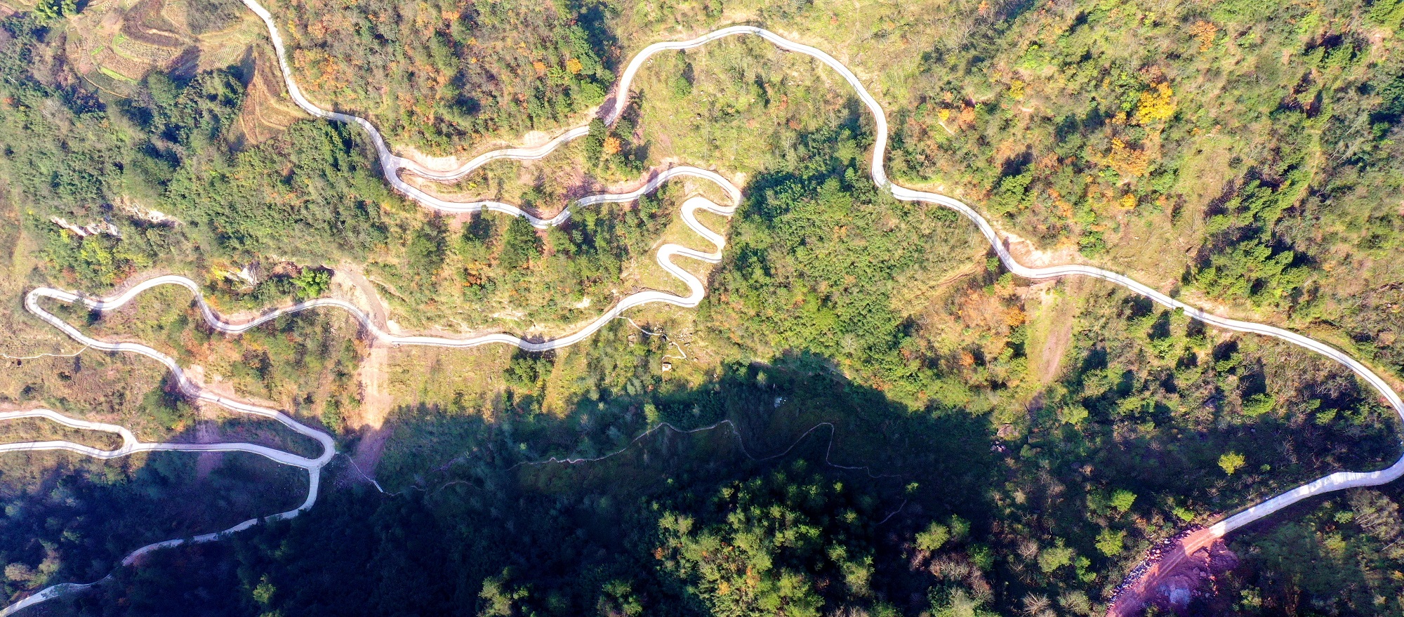 蜿蜒盤旋的沙羅坪硬化公路.