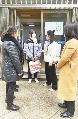 13岁女孩独自一人生活学校社区接力给她过 温暖年 凤凰网