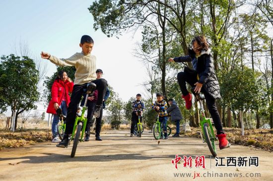 2021年1月28日，江西省新余市仙女湖区欧里镇白梅村梅花乡村公园里，由乡童组建的独轮车运动队正在进行骑行训练。