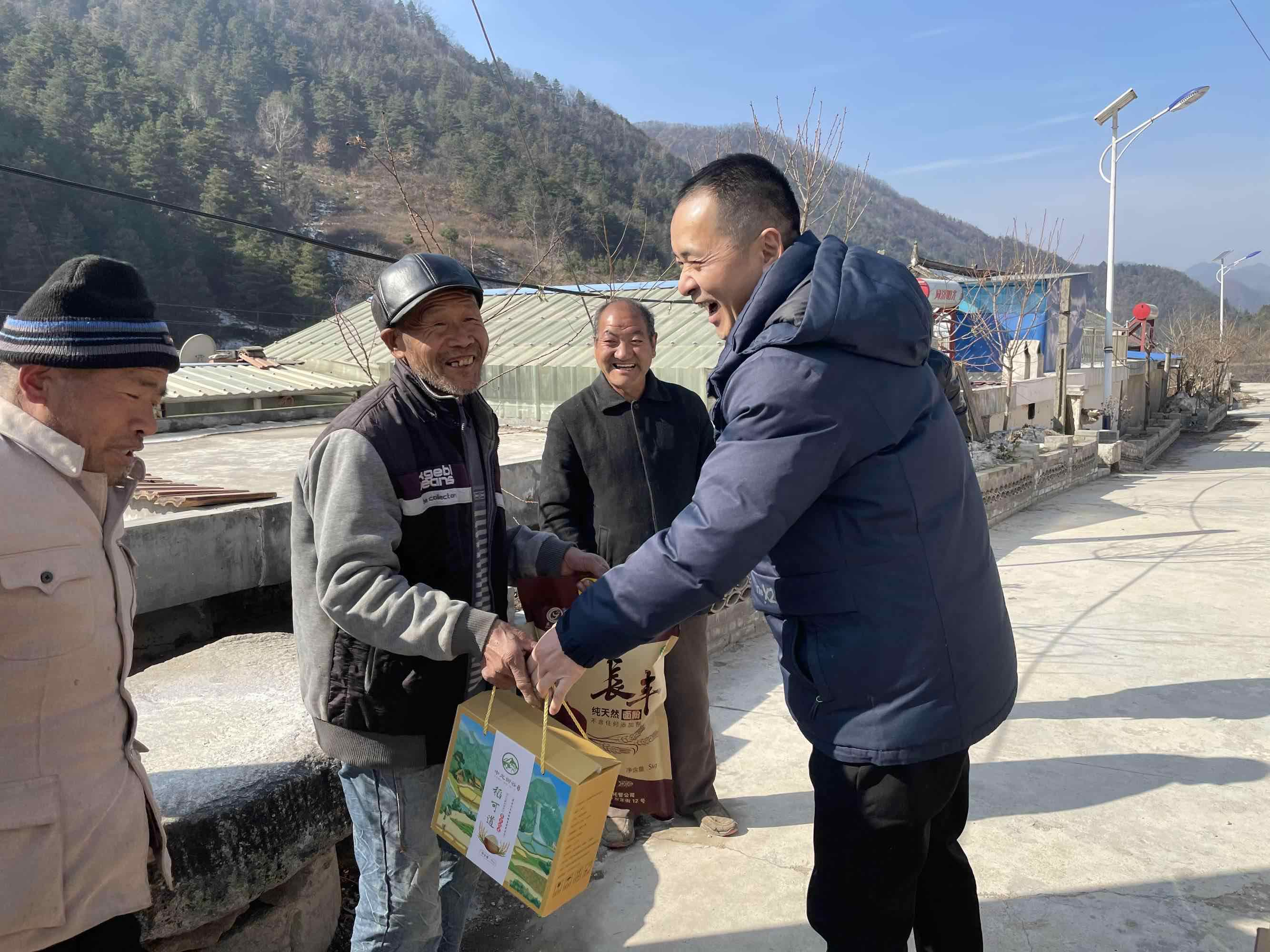人走心不走脱贫不脱钩西安高新区10名扶贫干部回村看看