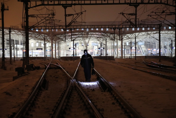 图为信号工张浩对道岔区段进行巡检作业 关贺贺摄.JPG