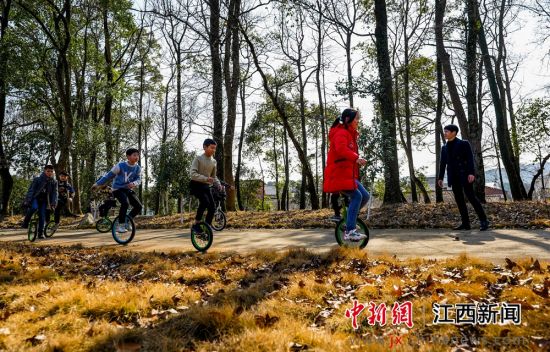 据了解，欧里镇白梅村于2015年成立独立车运动队，吸纳农村留守儿童和热爱运动的小学生参与，截至目前先后有100多名孩子加入车队。