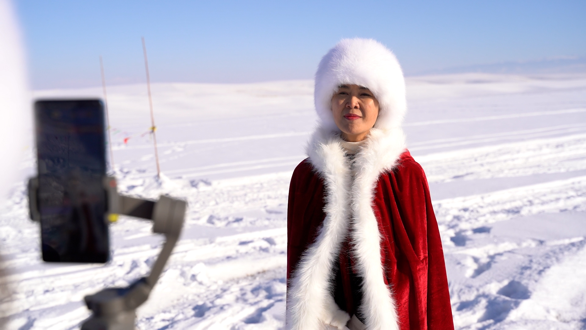 贺娇龙在雪地做直播。澎湃新闻记者 赵志远 图