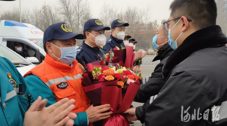 2021年1月24日上午,石家庄市裕华高速路口,石家庄市送行人员为河南援冀医疗队、天津市援石家庄院前急救医疗队代表献花。河北日报记者赵海江摄