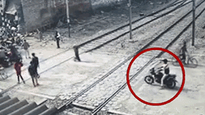 摩托男铁轨前摔倒立马后退 几秒后火车把摩托碾得粉碎