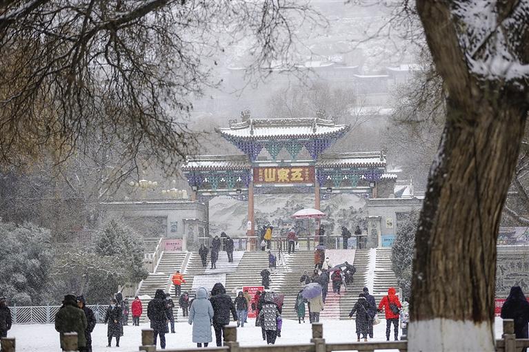 雪中五泉山 兰州日报社全媒体记者 马军 摄