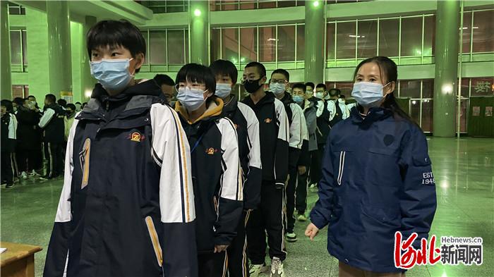 河北正中实验中学教师组织学生有序排队，等待核酸检测采样。河北日报通讯员 司晓慧摄