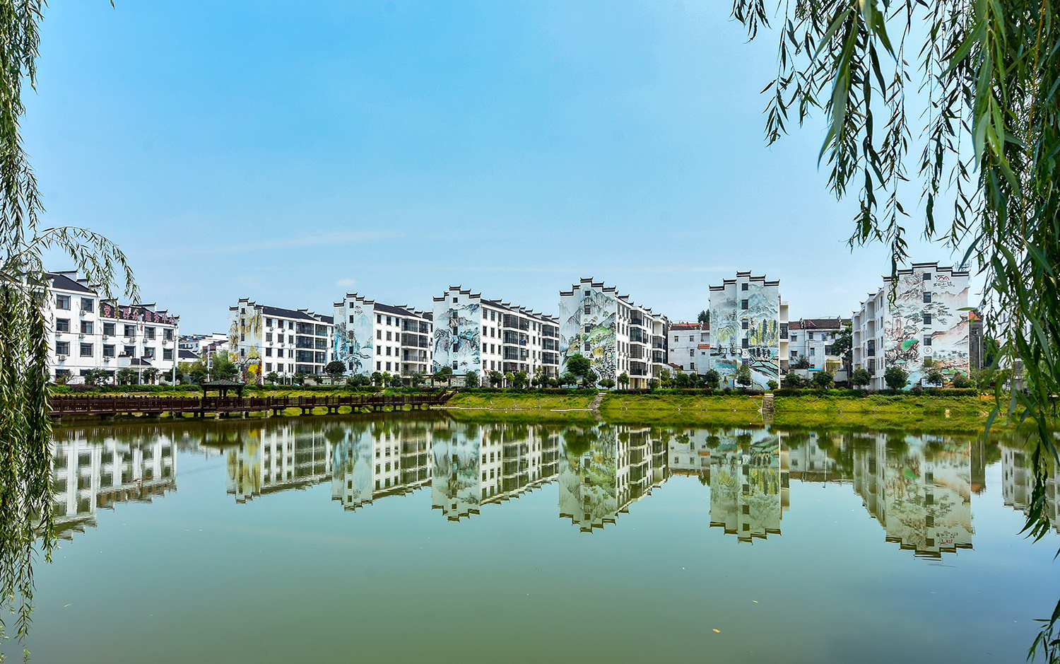 新洲仓埠街村湾集并成美丽的靠山小镇.叶东辉摄