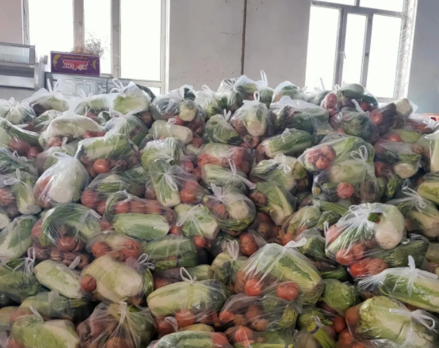 公主岭150名志愿者支援超市打包蔬菜发往范家屯镇