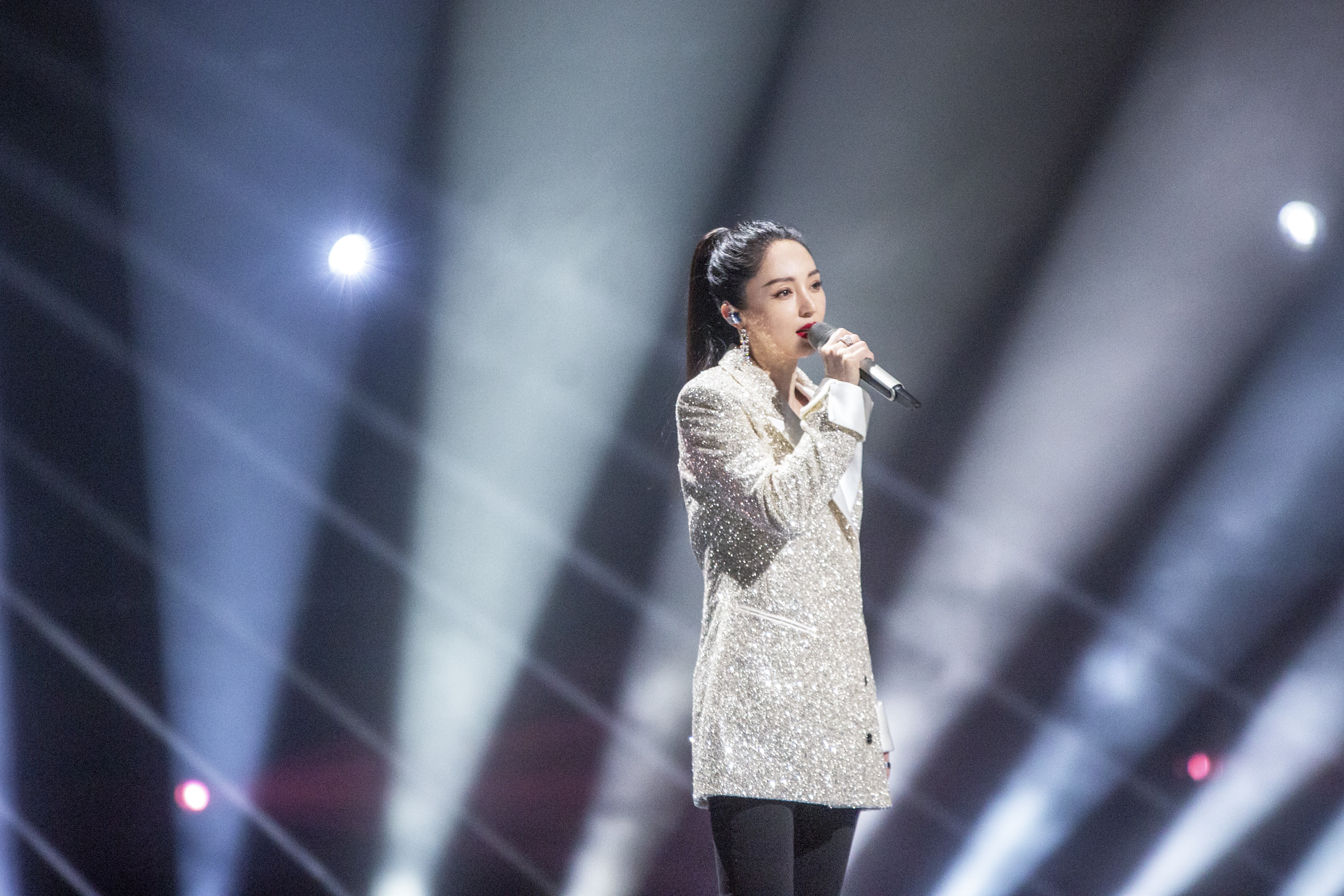 在《乘风破浪的姐姐2》的初舞台上,董璇演唱了《梦一场》。