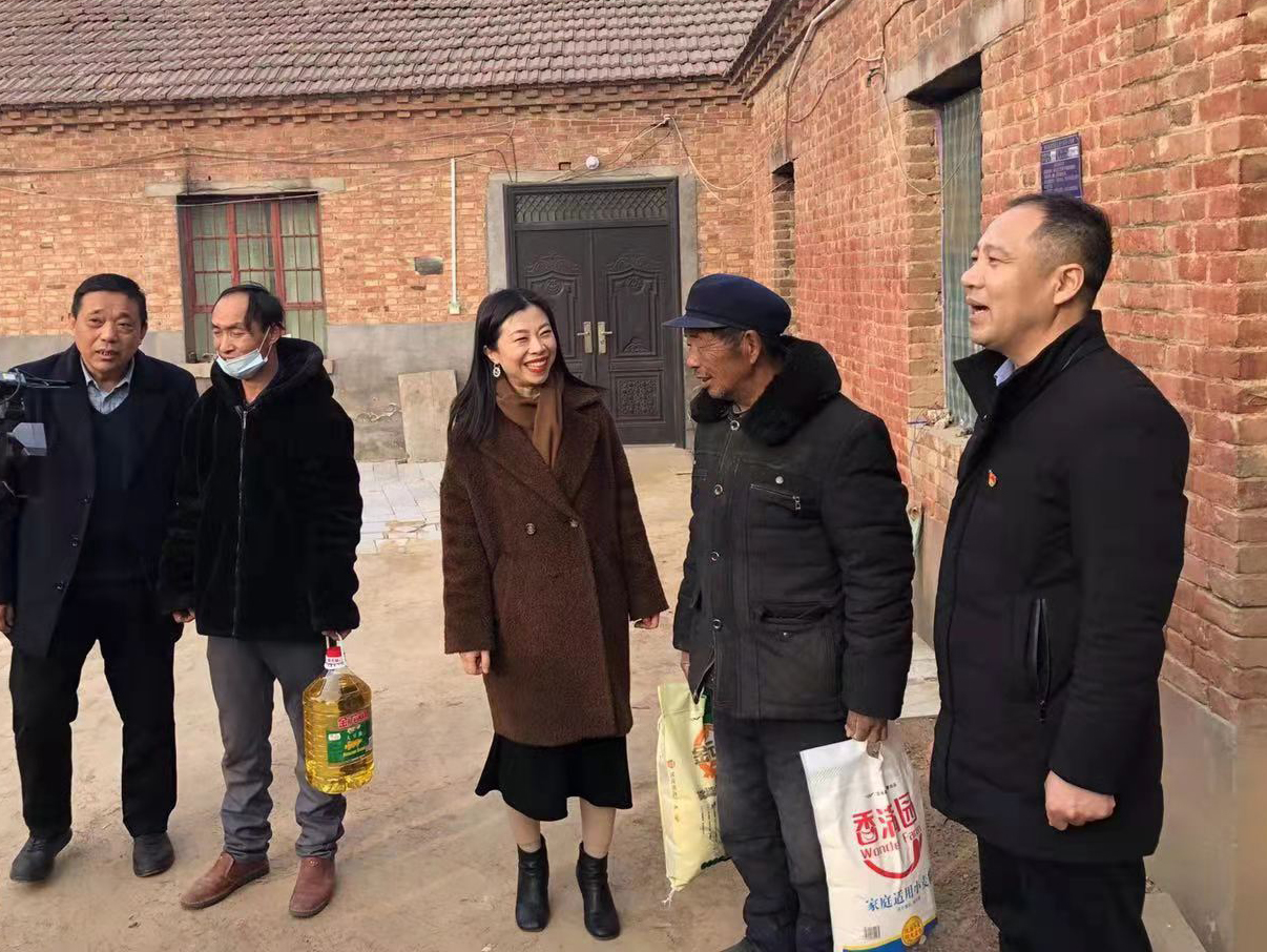中国扶贫开发协会副会长史令肖一行到清丰县慰问贫困户
