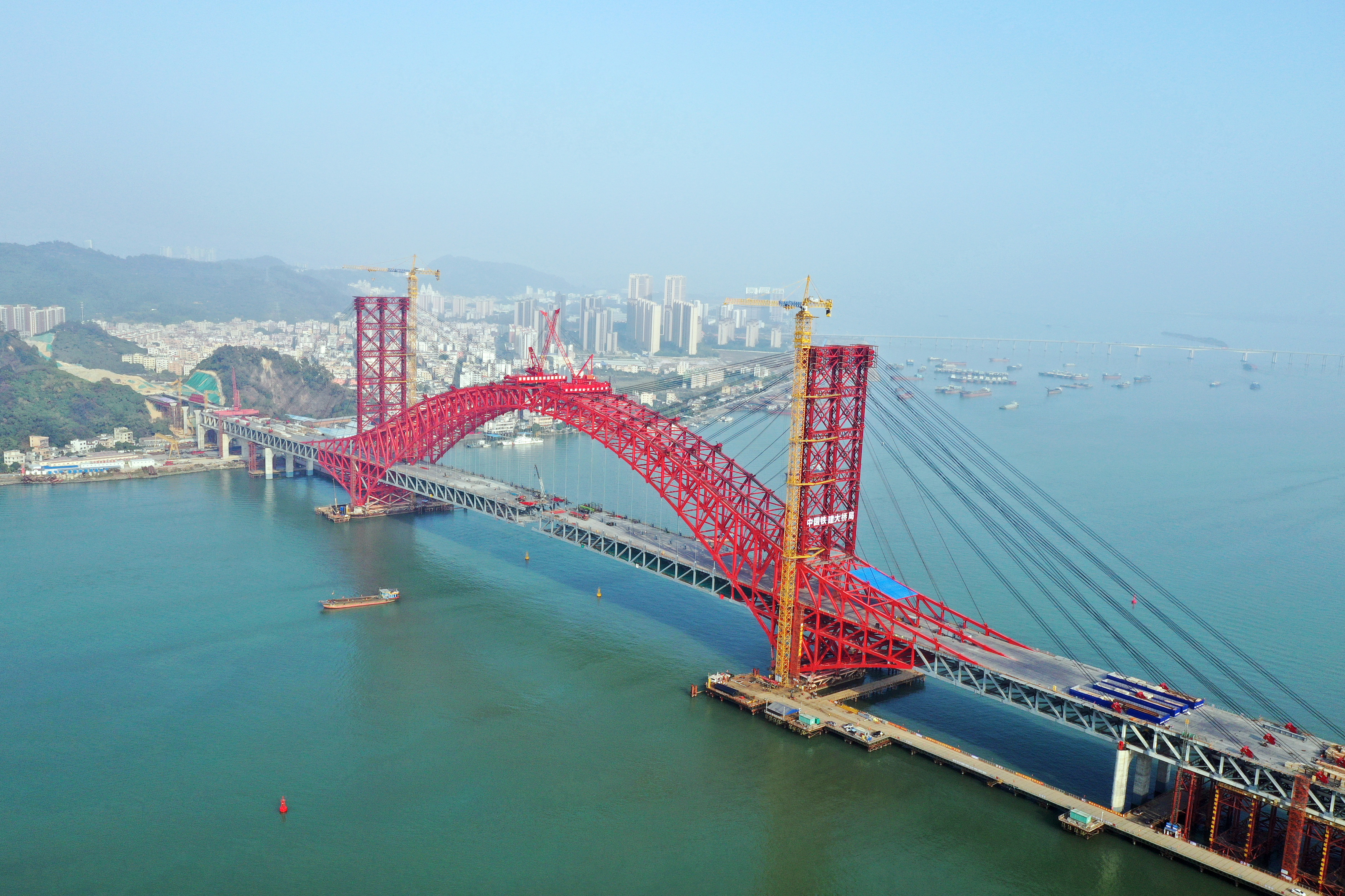 明珠湾大桥主跨钢桁拱拱肋开始合龙预计2月3日完成全桥合龙