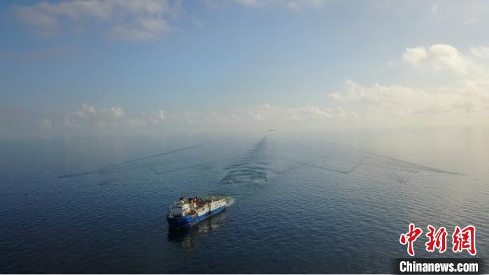 图为搭载“海亮”和“海途”的物探船进行三维地震采集作业。　中海油服 供图　摄