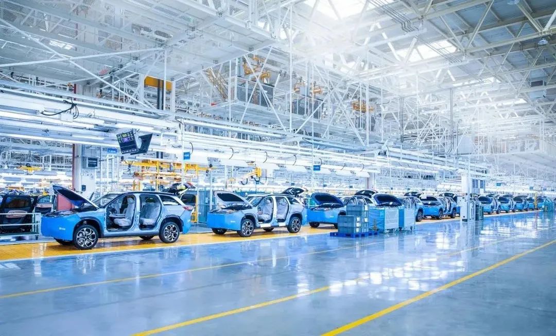 江淮蔚来先进制造基地的智能新能源汽车生产线。