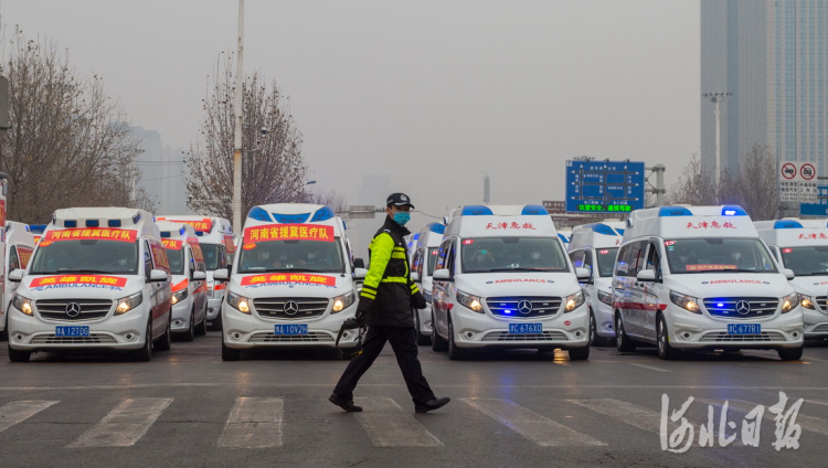 2021年1月24日上午,石家庄市裕华高速路口,圆满完成支援任务的河南援冀医疗队、天津市援石家庄院前急救医疗队集结完毕,准备返程。河北日报记者赵杰摄