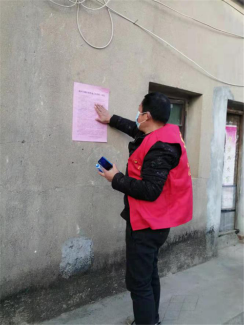 七里村“红管家”在醒目位置张贴《致庐江籍在省外务工人员的一封信》