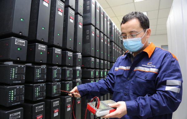 图为车间副主任马学良在长春站高速场机械室测量轨道电路数据 崔凯摄.JPG