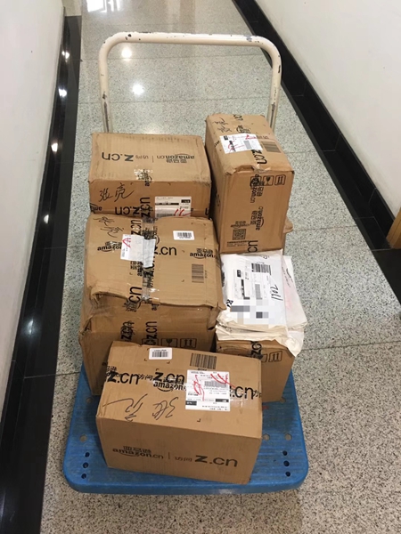 张亮用板车拉了两车亚马逊的快递。