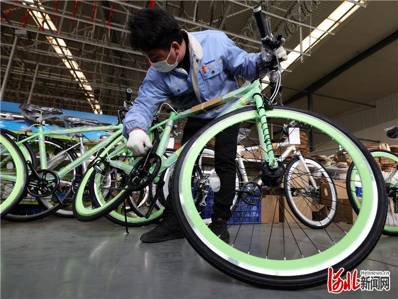 2021年1月27日，在河北省广宗县万怡自行车有限公司生产车间，质检员对出口日本的自行车进行全检。 通讯员王垒摄