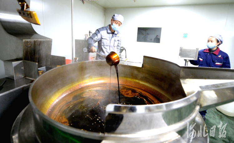 近日，河北省安国市百草方和药业有限公司员工在加工产品。河北日报记者杜柏桦摄影报道