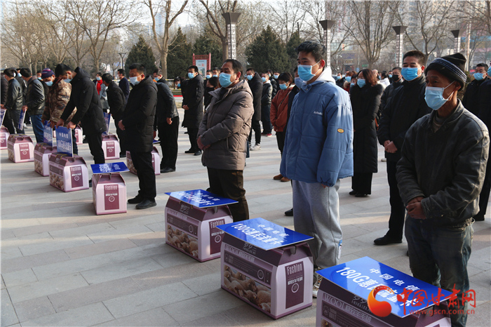 活动为稳岗留工农民工代表发放慰问品