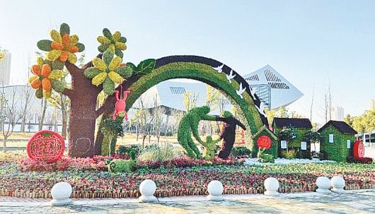 琴台大道与江城大道交汇处立体花坛。 杨晓雨 摄