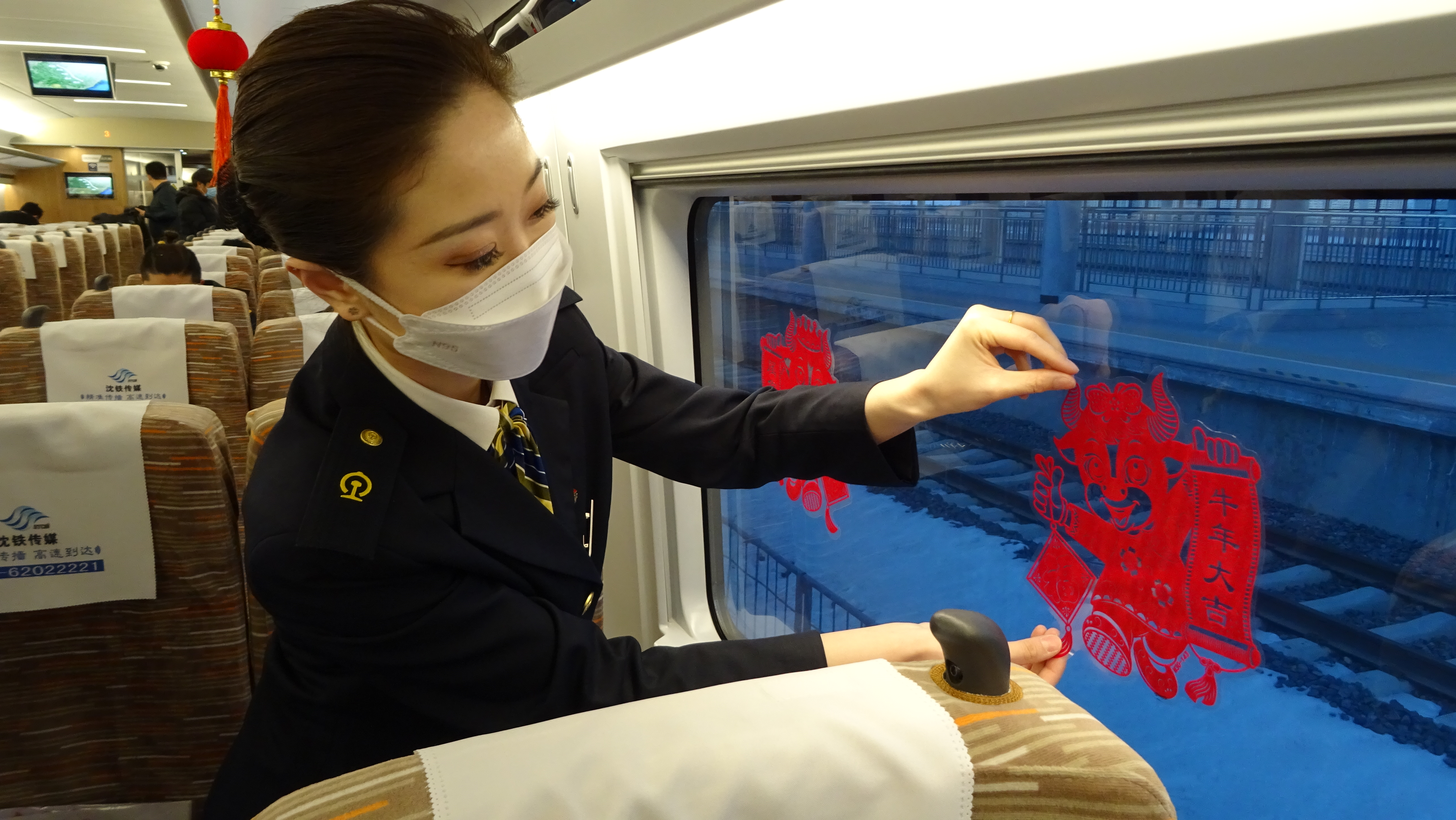 公司锦州客运段担当的春运首趟"复兴号"旅客列车g8248次从赤峰站驶出