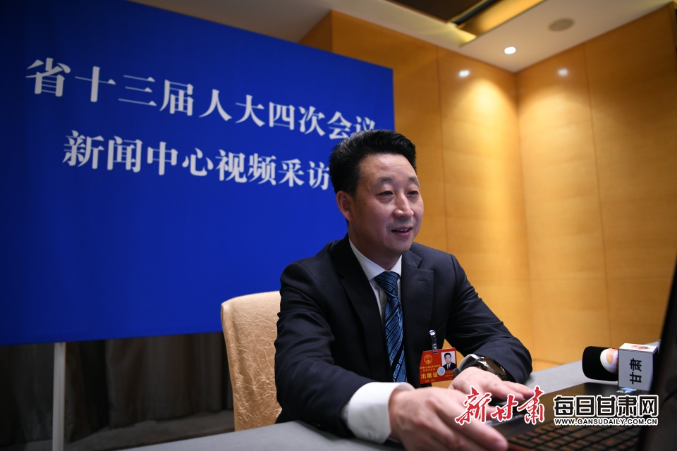 省人大代表、武威市副市长王琳玺在视频采访室接受记者“云端”采访