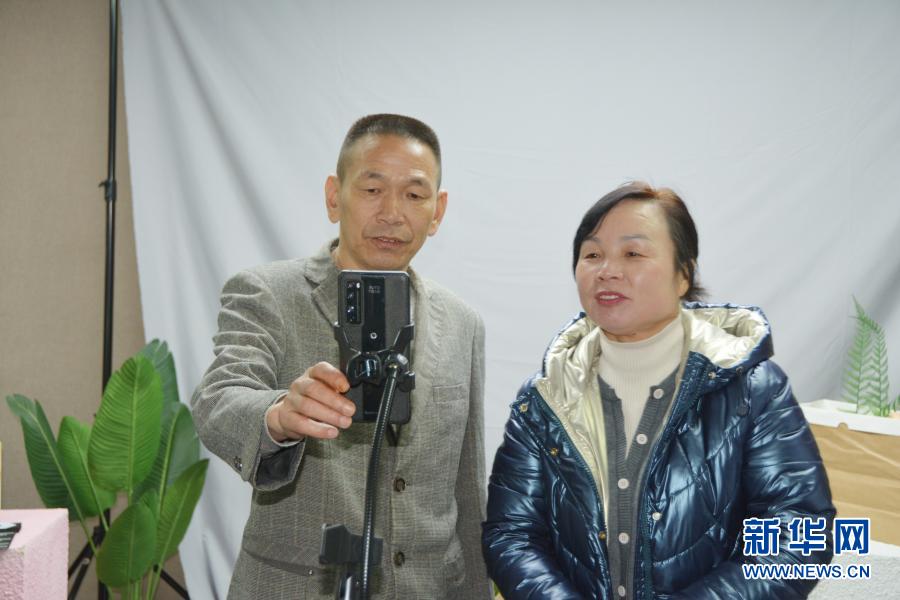 农民主播范代尺（左）与唐富娥在直播间搭档唱山歌（1月20日摄）。新华社记者 吴剑锋 摄