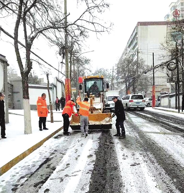 截至25日下午，七里河区环卫服务中心共出动人员1500余人次、车辆10余台次，及时清理道路积雪，确保了道路安全畅通。兰州日报社全媒体记者 赵文瑞 摄