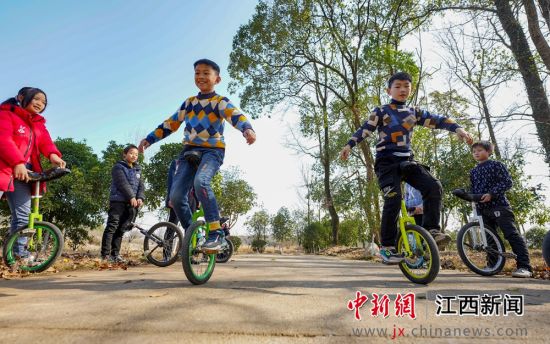 2021年1月28日，江西省新余市仙女湖区欧里镇白梅村梅花乡村公园里，由乡童组建的独轮车运动队正在进行骑行训练。
