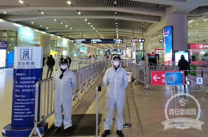 地铁工作人员坚守岗位