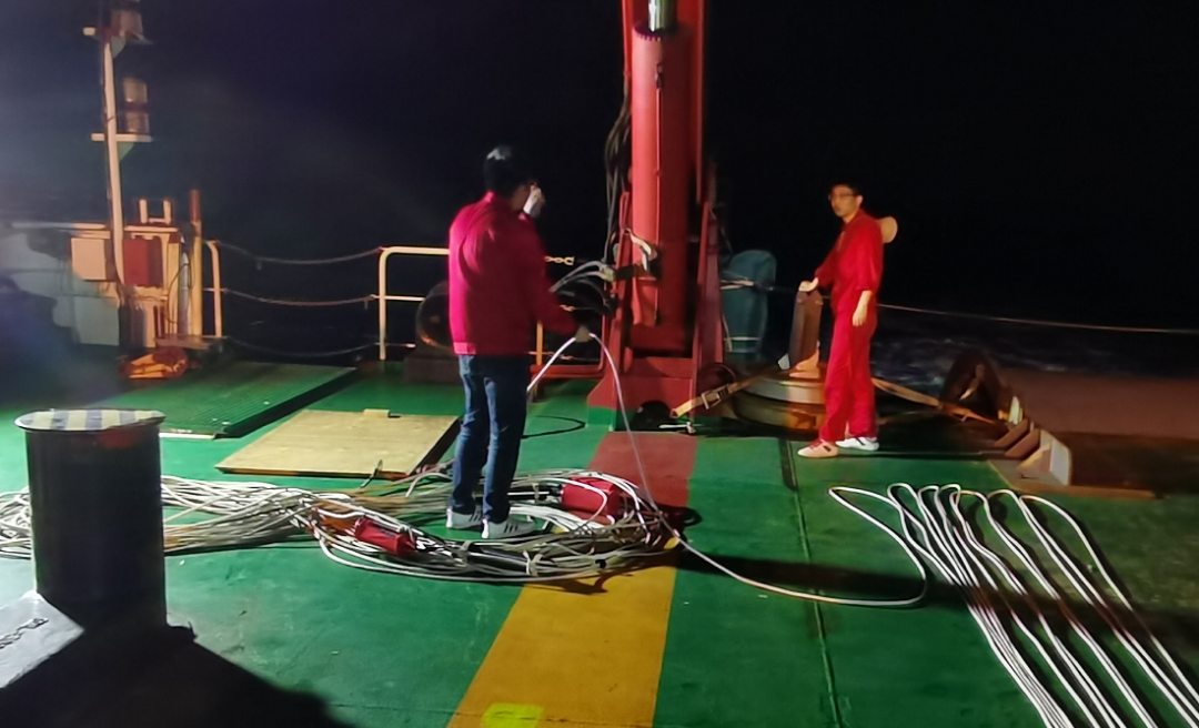 深夜海潮翻涌，李紫鹏老师和黄春龙同学一起连接深海潜标