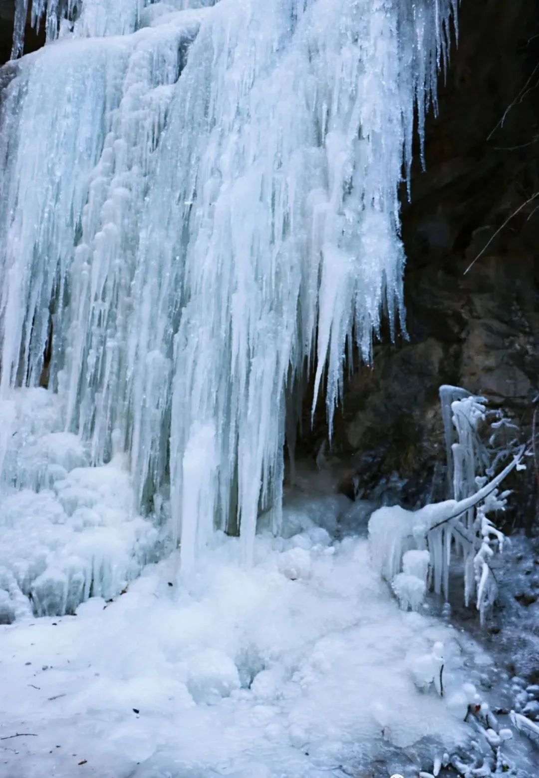 晶莹一片熠熠生光冰钟乳和千姿百态的冰花璀灿耀眼晶莹的冰帘冰漫水流