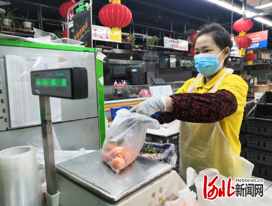 苏宁易购家乐福超市工作人员忙着分拣、称重。 河北日报记者 郝东伟摄