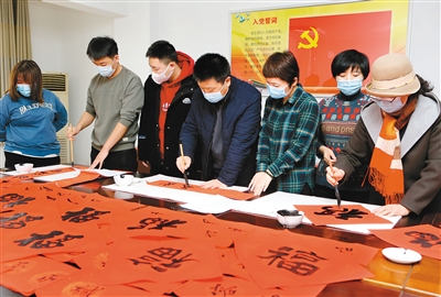 书法家和志愿者为一线工作者义写春联 首席记者 李明 摄
