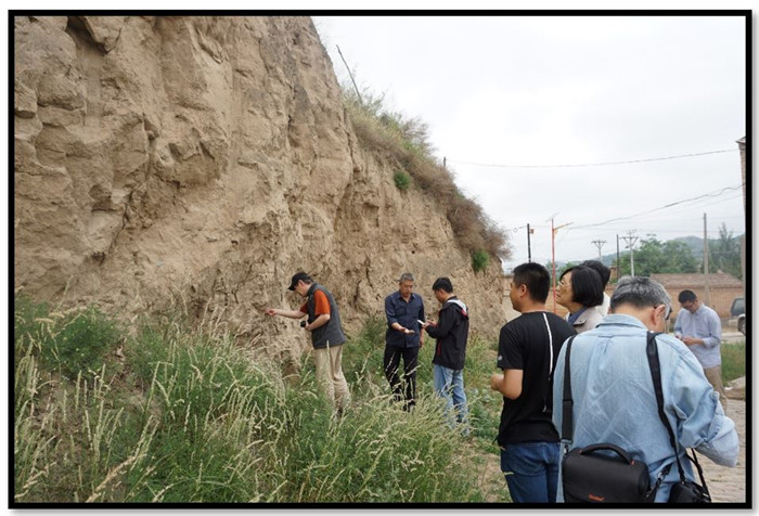 考察团一行在庆城县马岭镇考察明代城墙遗迹