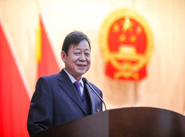 人大代表靳改珍正在认真听取其他代表发言区长刘国荣代表未央区政府向