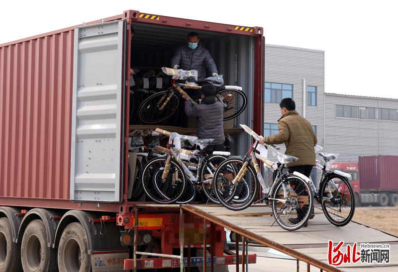 2021年1月27日,河北省广宗县万怡自行车有限公司的工人在把自行车装柜