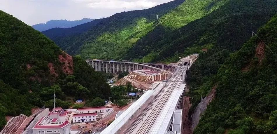 建在桥上的高铁站：“最美云端小站”等你来打卡