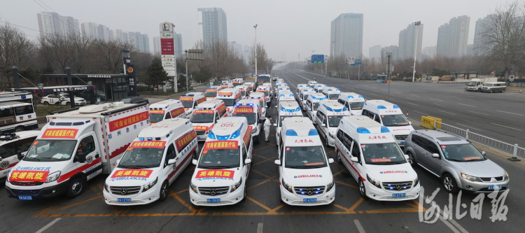 2021年1月24日上午,石家庄市裕华高速路口,圆满完成支援任务的河南援冀医疗队、天津市援石家庄院前急救医疗队集结完毕,准备返程。河北日报记者赵海江摄