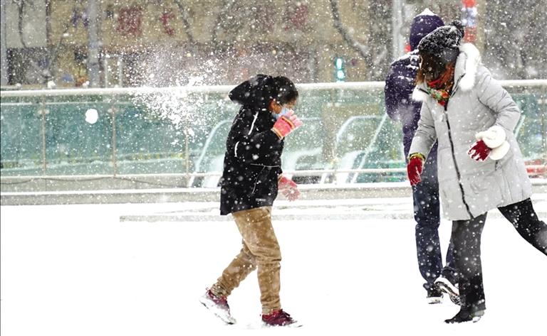 打雪仗 兰州日报社全媒体记者 甘霖 摄