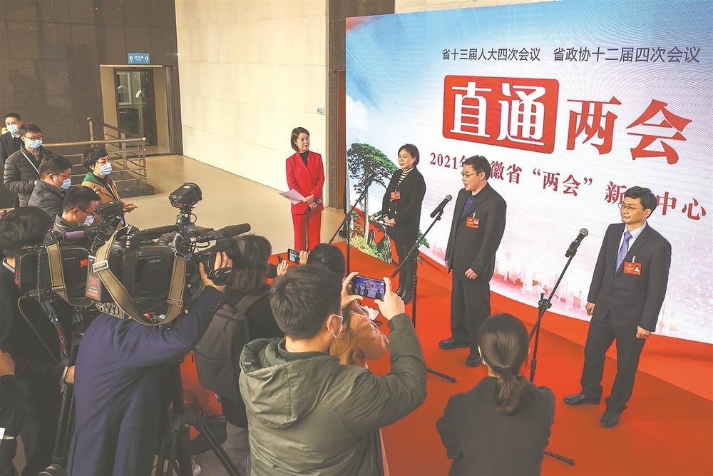 1月27日上午，出席省政协十二届四次会议的3名委员应邀在“直通两会”通道上接受媒体采访。 安徽日报记者 范柏文 摄